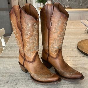 Beautiful boot and excellent condition!!